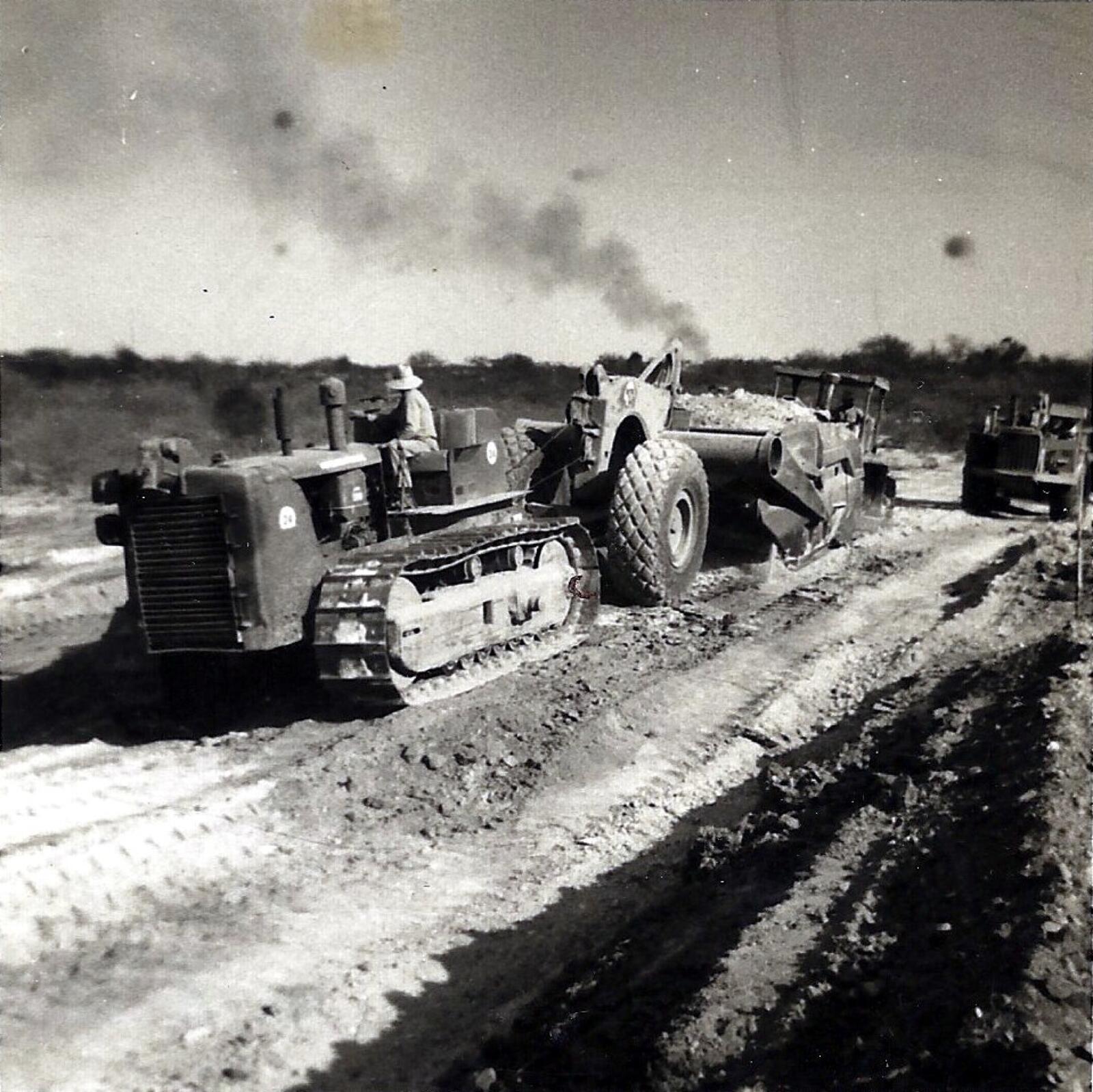 Maquinaria abriendo la carretera Boca de Río–Boca de Pozo en 1965
