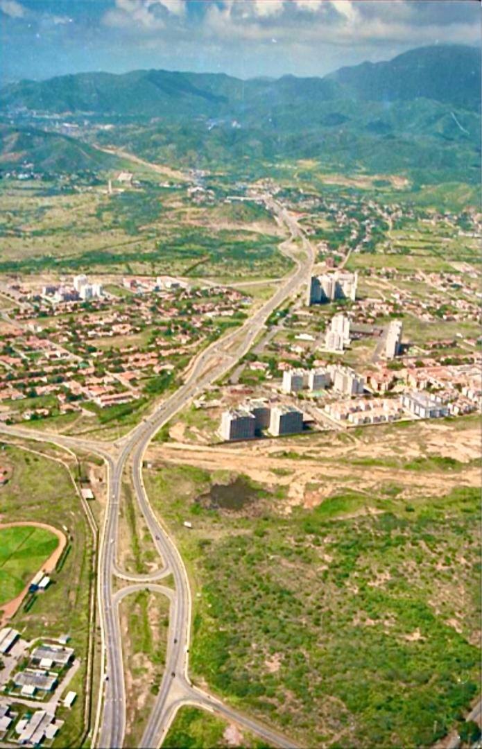 Vista aérea de la Avenida Jóvito Villalba, Isla de Margarita, obra del Grupo Aspite